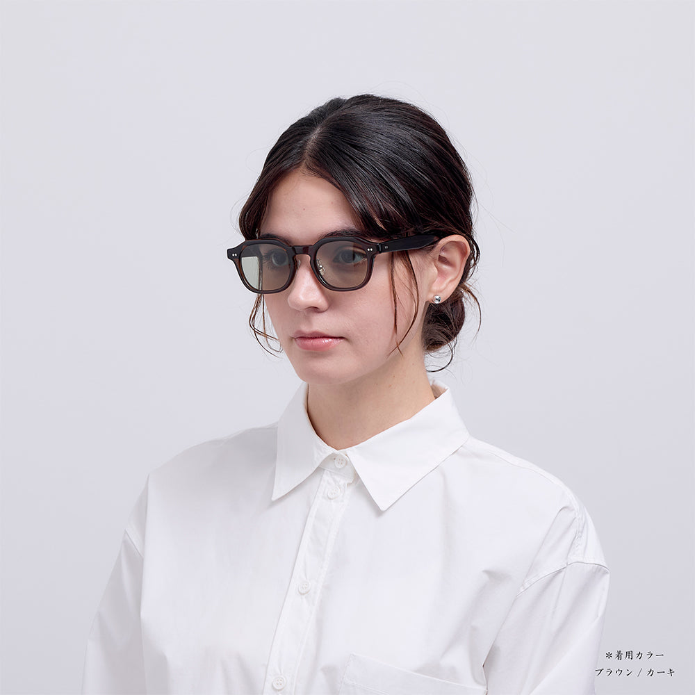 aim-clam-db_モデル着用斜め_サングラス_ブラウン/カーキ_パリジャン