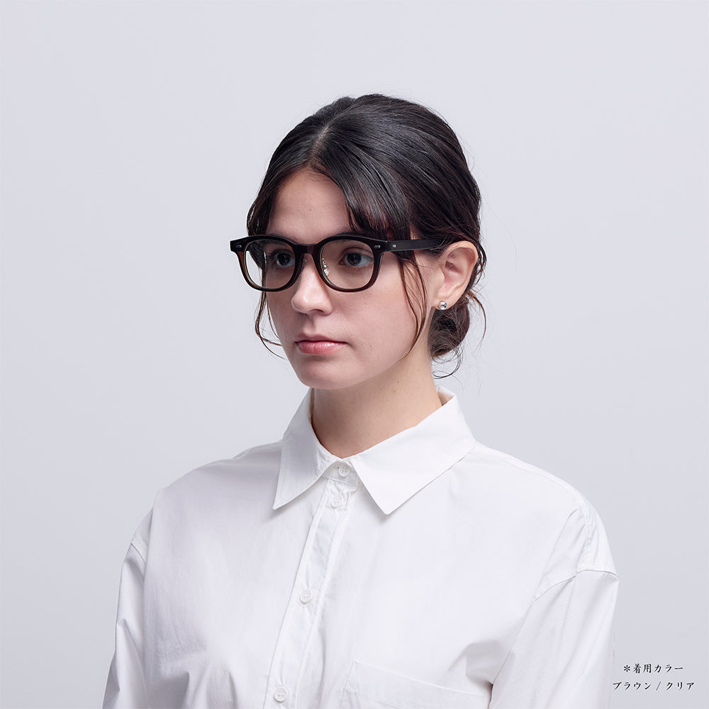 aim-hopi-dbcl_モデル着用斜め_伊達メガネ_ブラウン/クリア_ウェリントン