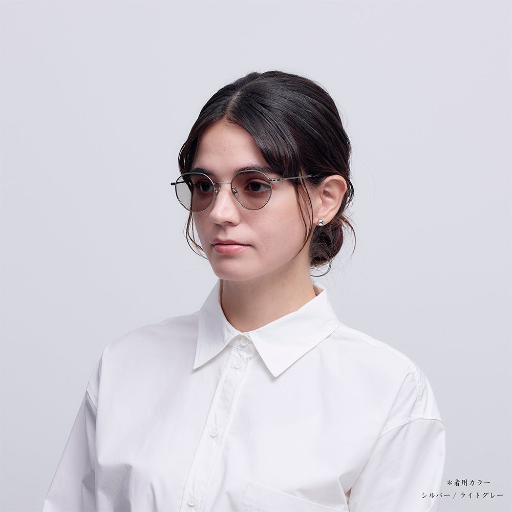 aim-subaru-si_モデル着用斜め_サングラス_シルバー/ライトグレー_クラウンパント