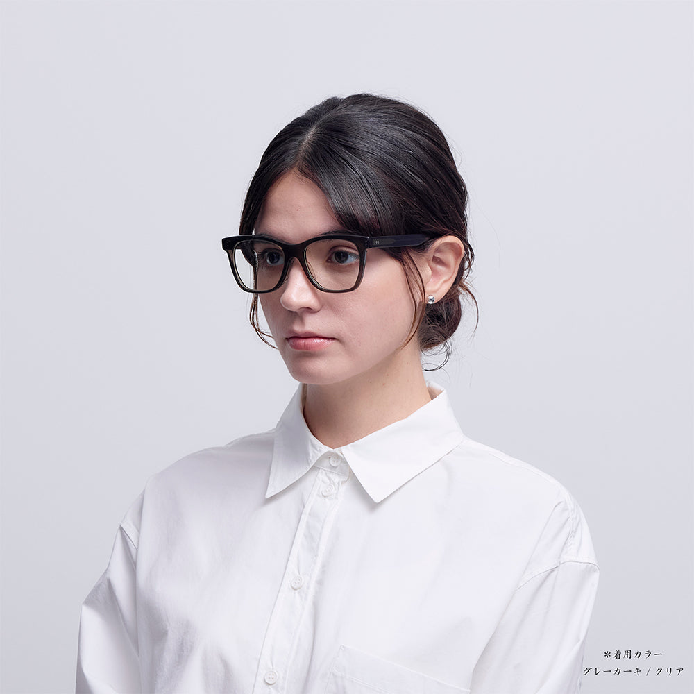 aim-traffic_jam-gkcl_モデル着用正面_伊達メガネ_グレーカーキ/クリア_バタフライ